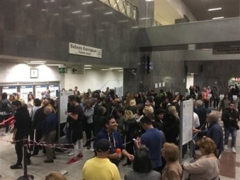 Και πέντε ώρες περιμένουν στις ουρές για το ηλεκτρονικό εισιτήριο!