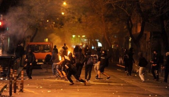 Επεισόδια το βράδυ στα Εξάρχεια: Έβαλαν φωτιές σε κάδους κι έστησαν οδοφράγματα