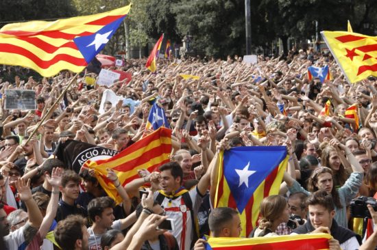 Καταλονία: Κάλεσμα για μαζικές διαδηλώσεις μετά τη σύλληψη αυτονομιστών ηγετών