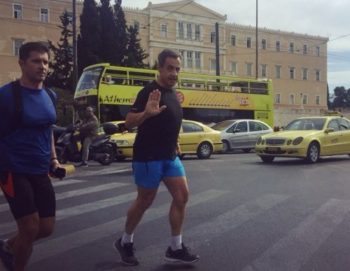 Τι τους έπιασε όλους με το τζόγκινγκ; Δείτε τον Σαρκοζί στο Σύνταγμα