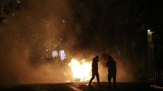 Νέα επεισόδια στα Εξάρχεια – Τραυματίες δύο αστυνομικοί