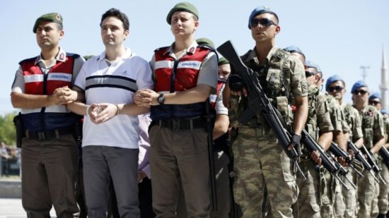 Τουρκία: Άλλοι 143 πρώην στρατιωτικοί δικάζονται για το πραξικόπημα