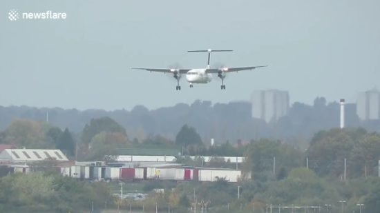 Τρομακτικό βίντεο: Αεροπλάνα αγωνίζονται να προσγειωθούν εν μέσω τυφώνα