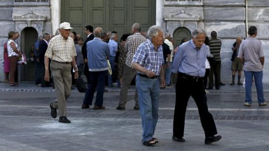 Συγκέντρωση συνταξιούχων έξω από το ΣτΕ για τον νόμο Κατρούγκαλου