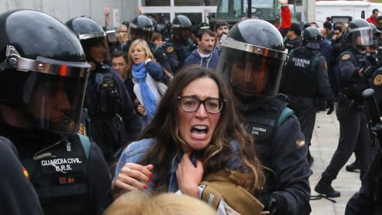 Η ωμή βία στην Καταλονία στα σημερινά πρωτοσέλιδα