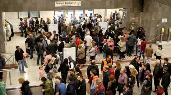 Tαλαιπωρία και λιποθυμίες στις ουρές για το ηλεκτρονικό εισιτήριο