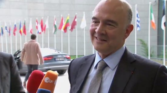 Χαμογελαστός όσο ποτέ ο Μοσκοβισί στο αντίο του Σόιμπλε!