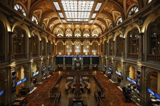 Στο «κόκκινο» ο IBEX στον απόηχο της κήρυξης της ανεξαρτησίας της Καταλονίας