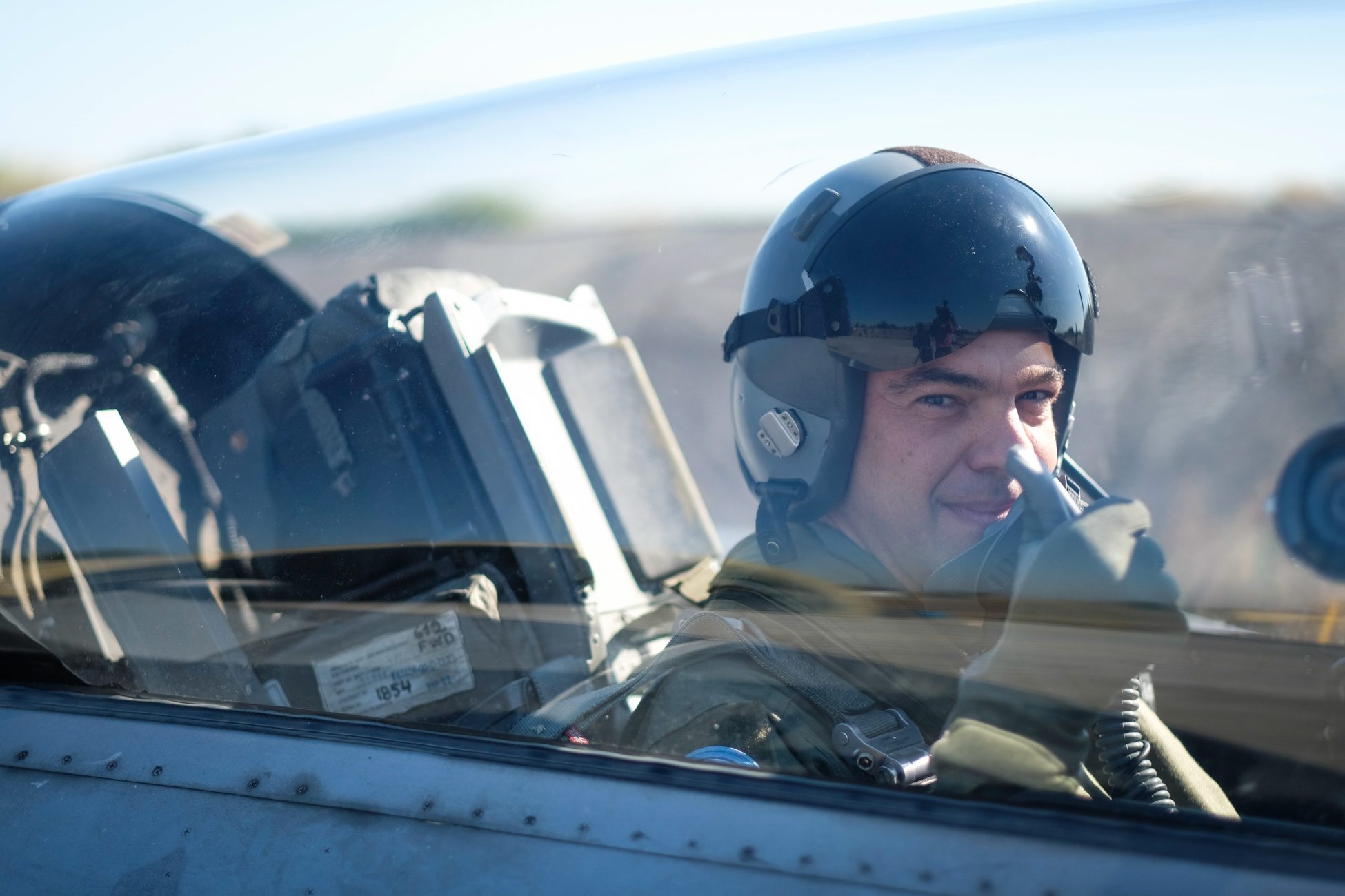Τι συμβόλιζε η πτήση Τσίπρα με F-16 λίγο πριν πετάξει για στις ΗΠΑ