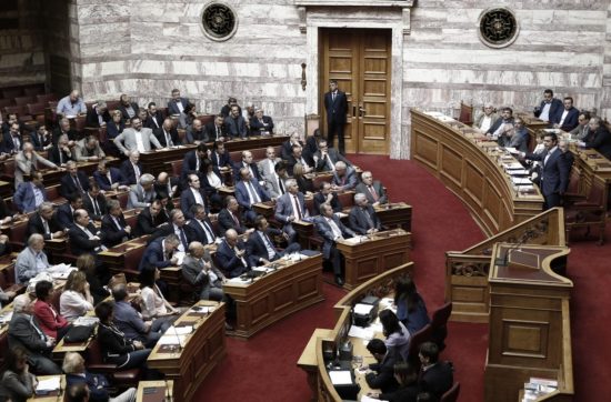 Ο διχασμός της Κεντροαριστεράς «μπάλωσε» τις ρωγμές της κυβέρνησης