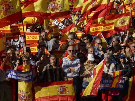 Εκατοντάδες χιλιάδες Καταλανοί στο δρόμο, υπέρ της ενότητας της Ισπανίας