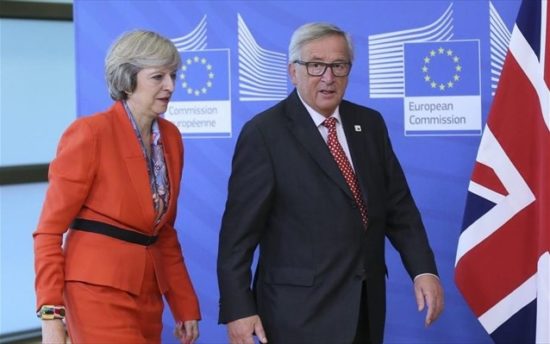 Στις Βρυξέλλες σήμερα η Μέι για συνομιλίες με Γιούνκερ και Μπαρνιέ