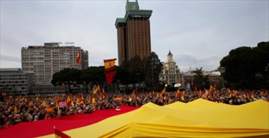 Ισπανία: Όλα τα πιθανά σενάρια στον ακήρυκτο πόλεμο Μαδρίτης- Βαρκελώνης