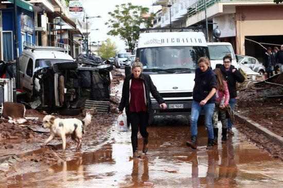 Παλεύουν να σώσουν ό,τι μπορούν οι κάτοικοι της Μάνδρας – Έξι οι αγνοούμενοι