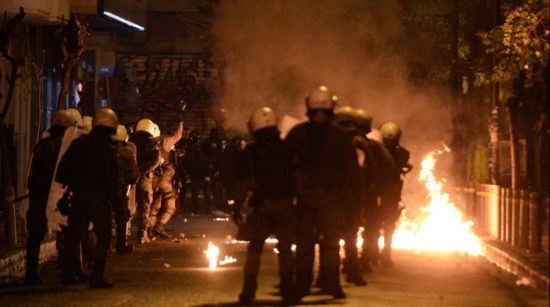 Επεισόδια στα Εξάρχεια μετά την πορεία για το Πολυτεχνείο – Σοβαρός τραυματισμός γυναίκας στο πόδι