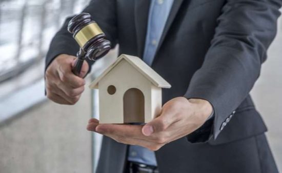 Από τους πλειστηριασμούς «κρέμεται» η τρίτη αξιολόγηση