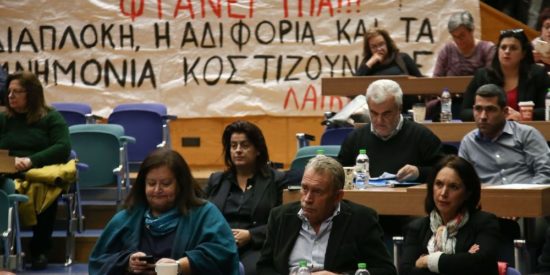 «Εμπόλεμη ζώνη» με φωνές και… ξύλο τα συμβούλια μετά την τραγωδία στη Μάνδρα