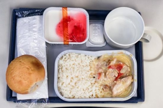 Αυτά είναι τα μόνα φαγητά που πρέπει να τρώτε στο αεροπλάνο