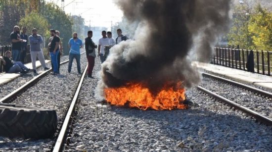 Φωτιές και επεισόδια στη Λάρισα, εκεί όπου σκοτώθηκε ο 12χρονος Ρομά
