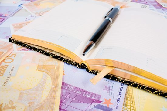 Ξοδεύουν ό,τι βγάζουν για να μην τους τα φάει το κράτος