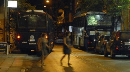 Φόβοι για νέες επιθέσεις μετά τα πυρά κατά ΜΑΤ στη Χαριλάου Τρικούπη