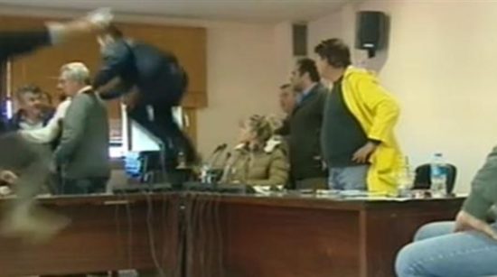 Πρωτοφανή επεισόδια στο δημοτικό συμβούλιο Μάνδρας