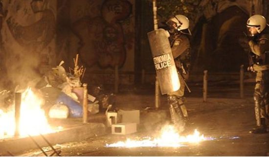 Επίθεση κατά των ΜΑΤ στο Πολυτεχνείο – Υπό κατάληψη το ΕΜΠ