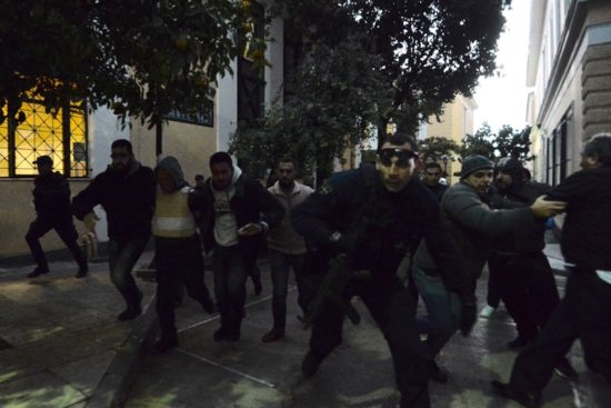 Τα ΜΑΤ φυγάδευσαν τον δολοφόνο της Δ. Ζέμπερη από τα δικαστήρια