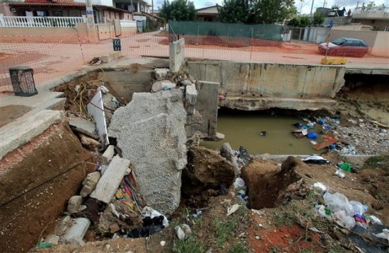 Εμείς μετράμε νεκρούς και ο Σκουρλέτης μοιράζει 1,56 εκατ. ευρώ στα κόμματα