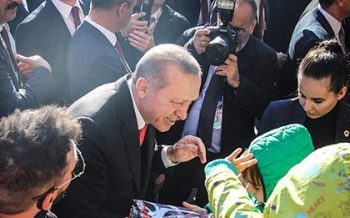 Θα δώσει η Σύνοδος Κορυφής “σωσίβιο” στη λίρα; Πιρουέτες Ερντογάν, που τώρα «τα δίνει όλα»