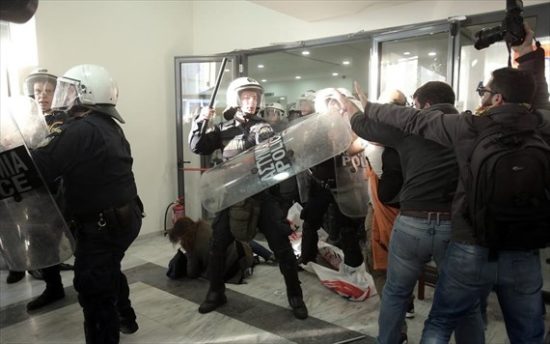 Πρόεδρος συμβολαιογράφων: Κανείς δεν μας διαβεβαιώνει ότι δεν θα εκπλειστηριάζονται και πρώτες κατοικίες