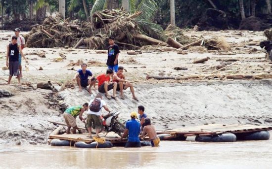 Διπλή τραγωδία στις Φιλιππίνες: 200 νεκροί από καταιγίδα – 37 από φωτιά σε εμπορικό κέντρο