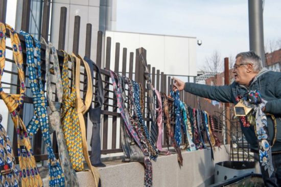 Κόσοβο: Κρέμασαν 300 γραβάτες στην έδρα της κυβέρνησης, γιατί ο πρωθυπουργός διπλασίασε το μισθό του