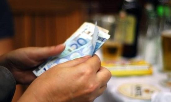 Στις 883.540 οι εγκεκριμένες αιτήσεις για το κοινωνικό μέρισμα