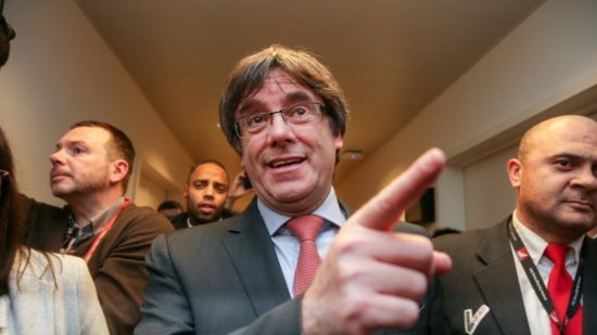 Καταλονία: Απόλυτη πλειοψηφία για τους αυτονομιστές του Πουτζδεμόν – Βαριά ήττα Ραχόι