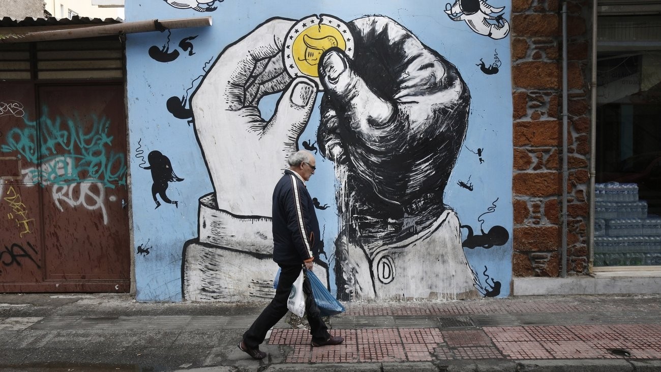 Ο «θάνατος» της μεσαίας τάξης: Υπό φτωχοποίηση 700.000 Έλληνες