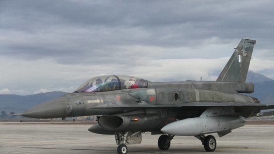 Ο Άγιος Βασίλης προσγειώθηκε στην 110 Πτέρυγα Μάχης στη Λάρισα, με F-16