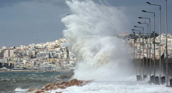 Ακυρώσεις δρομολογίων στα λιμάνια λόγω των ισχυρών ανέμων