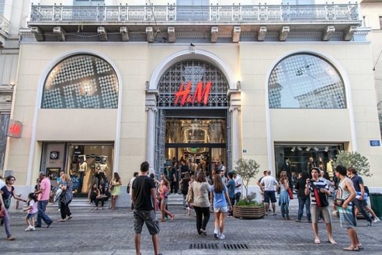 H H&M κλείνει καταστήματα και μειώνει τιμές, με γεμάτες τις αποθήκες της