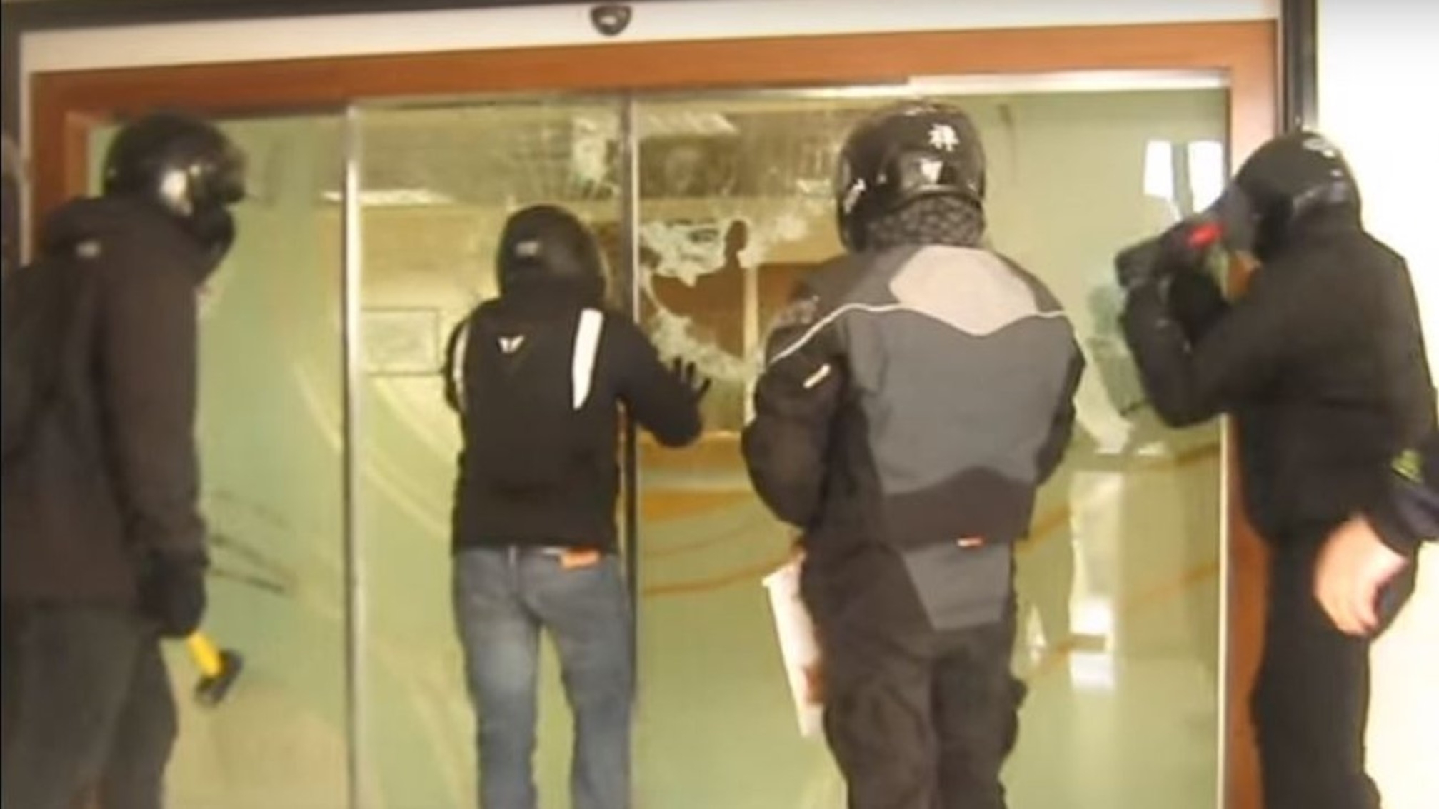 Νέα εισβολή του Ρουβίκωνα σε συμβολαιογραφείο