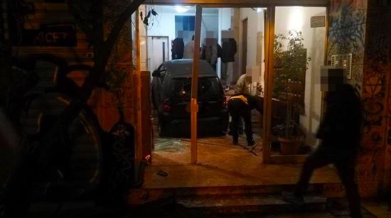 «Εισέβαλαν» με κλεμμένο Smart σε πολυκατοικία στα Εξάρχεια