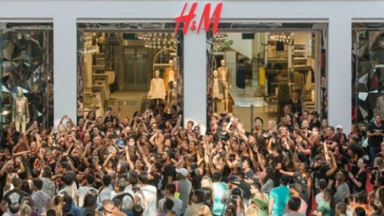 H&M: Έκλεισε όλα τα καταστήματα στη Ν. Αφρική μετά τη διαφήμιση – όνειδος