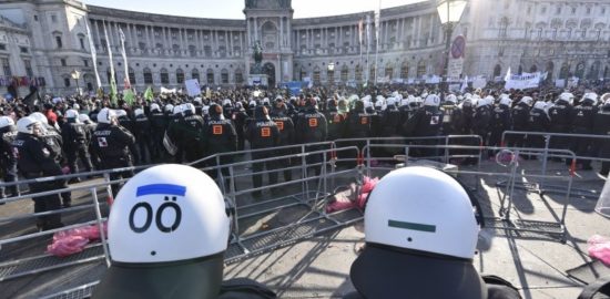 Δεκάδες χιλιάδες διαδήλωσαν σε αντικυβερνητική πορεία στη Βιέννη