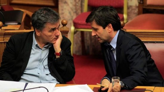 Πολυνομοσχέδιο: Τα τελευταία παζάρια για πλειστηριασμούς, απεργίες, αφορολόγητο