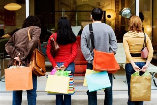 Η «φορολαίλαπα» έφερε αιφνίδια μείωση στις λιανικές πωλήσεις