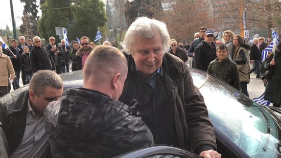 Με χειροκροτήματα υποδέχτηκαν τον Μίκη Θεοδωράκη στο Σύνταγμα