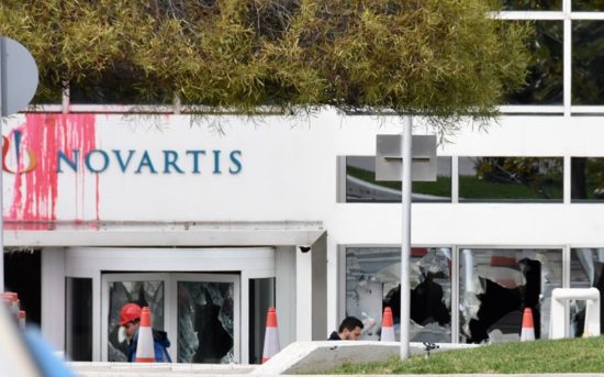 Επίθεση του Ρουβίκωνα στα γραφεία της Novartis στη Μεταμόρφωση