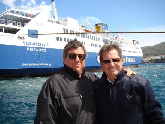 Εφοπλιστής κάνει απεργία πείνας έξω από το γραφείο Κουρουμπλή