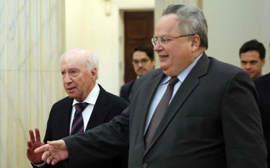 Σκοπιανό: Στον «αέρα» το θέμα της ταυτότητας αλλά ο Κοτζιάς αισιοδοξεί