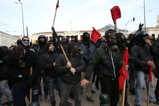 Από τα Προπύλαια, κινούνται προς τα Εξάρχεια οι αντιεξουσιαστές